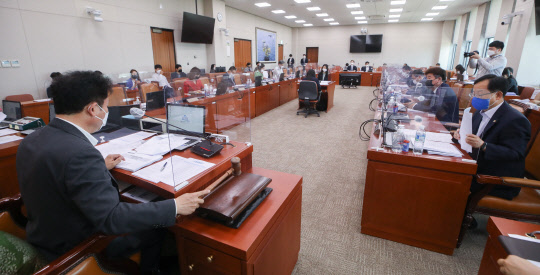 국회 산자위 중기소위가 지난 16일 오후 국회에서 손실보상법안을 논의하고 있다. 연합뉴스